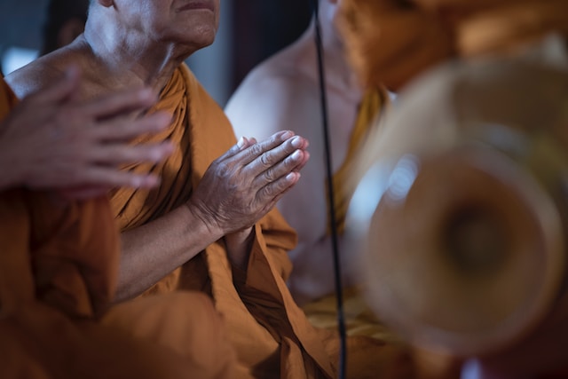 Buddhism: Praying monks
