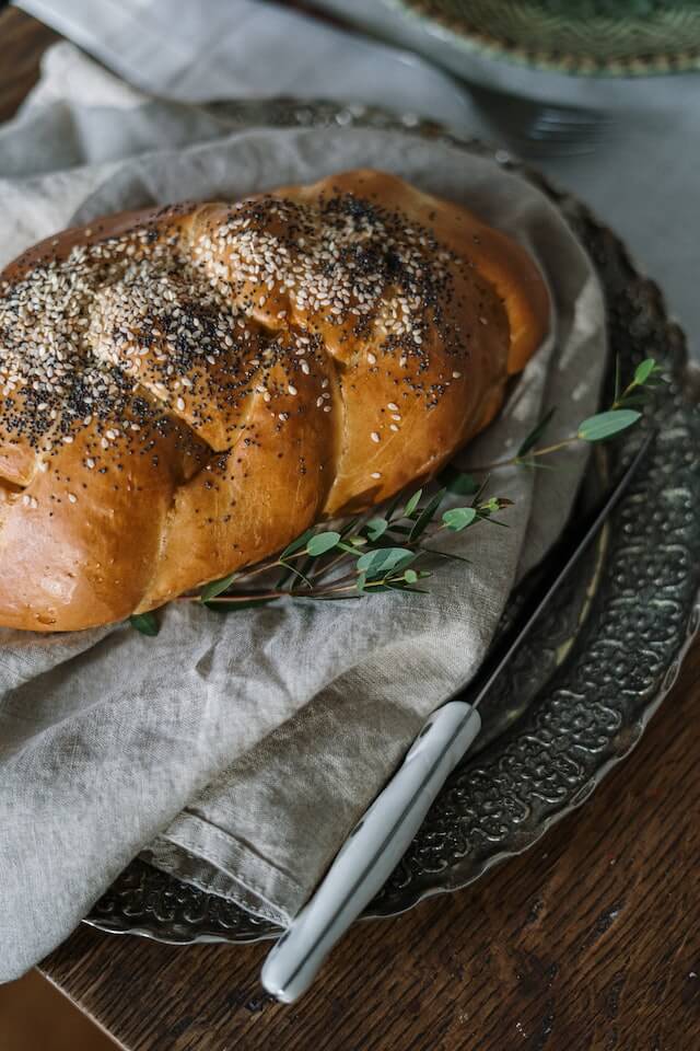 shabbat - hamotzi blessing over challah bread