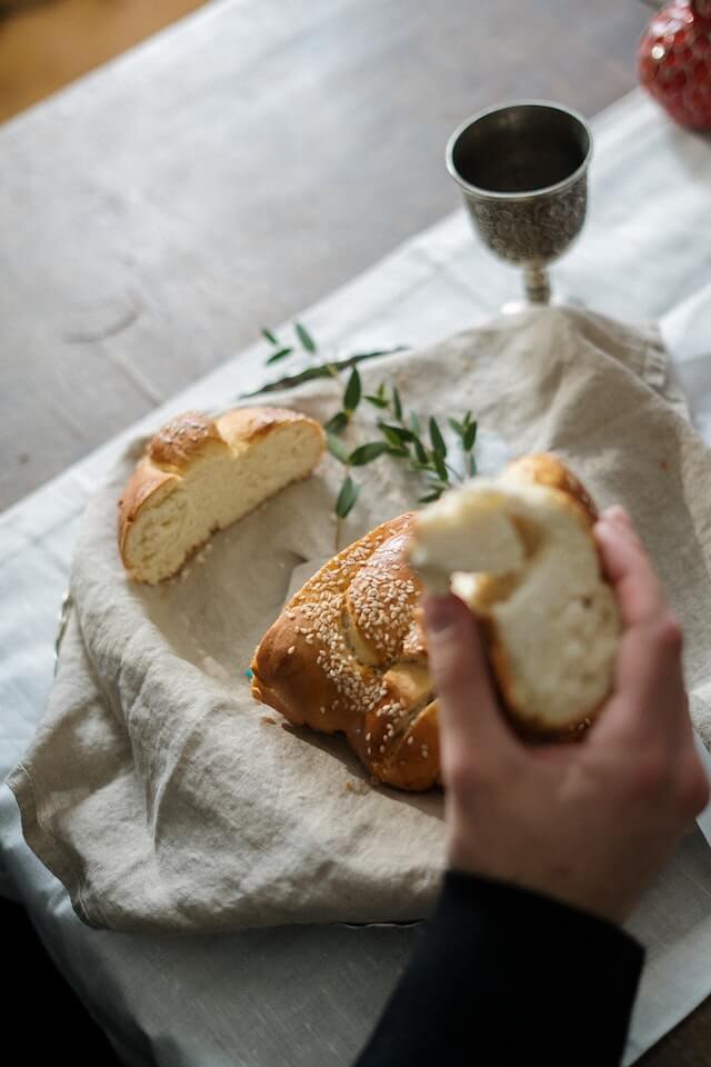 shabbat - hamotzi blessing over challah