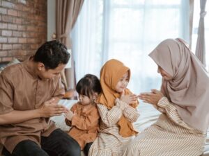 Do Muslims believe in Jesus - family praying